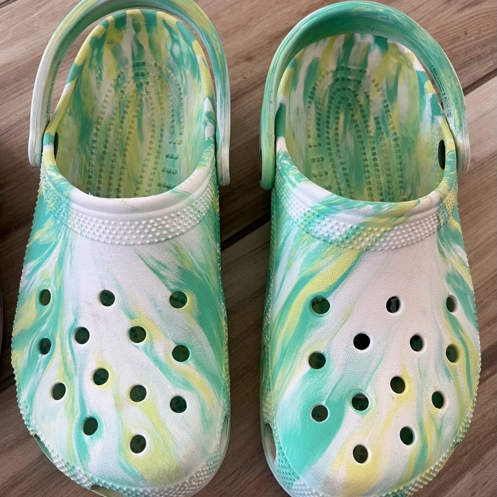 CROCS unisex Green and Yellow Swirl.  Man 7 women 9